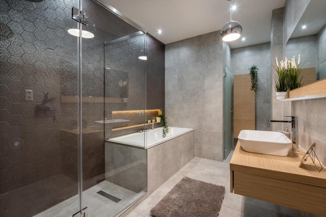 Buenos Boutique - A/C, 2 Bathrms, Amazing View Apartment Budapest Bagian luar foto