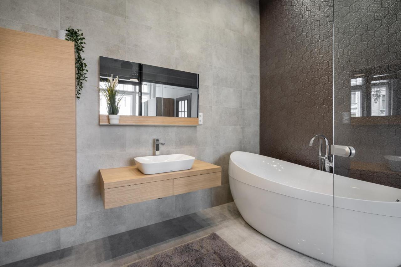 Buenos Boutique - A/C, 2 Bathrms, Amazing View Apartment Budapest Bagian luar foto