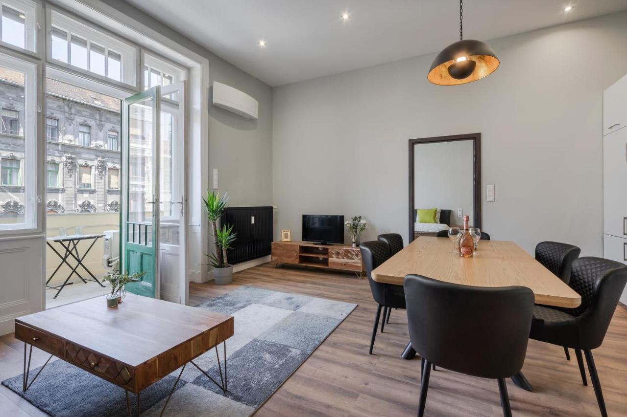 Buenos Boutique - A/C, 2 Bathrms, Amazing View Apartment Budapest Bagian luar foto